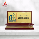 Biển chức danh đồng ăn mòn đế gỗ tam cấp - Mẫu 6