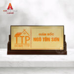 Biển chức danh đồng ăn mòn đế gỗ tam giác - Mẫu 14