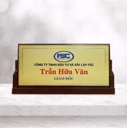 Biển chức danh đồng ăn mòn đế gỗ tam giác - Mẫu 15